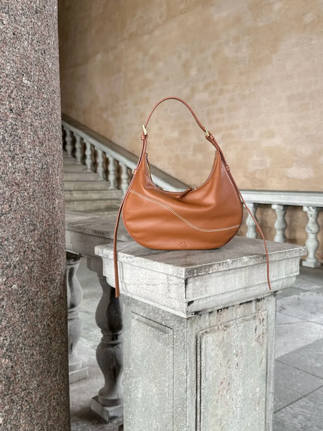 ATP Atelier Liveri Grained Leather Small Hobo Bag Brandy/Kontrastsom Discount