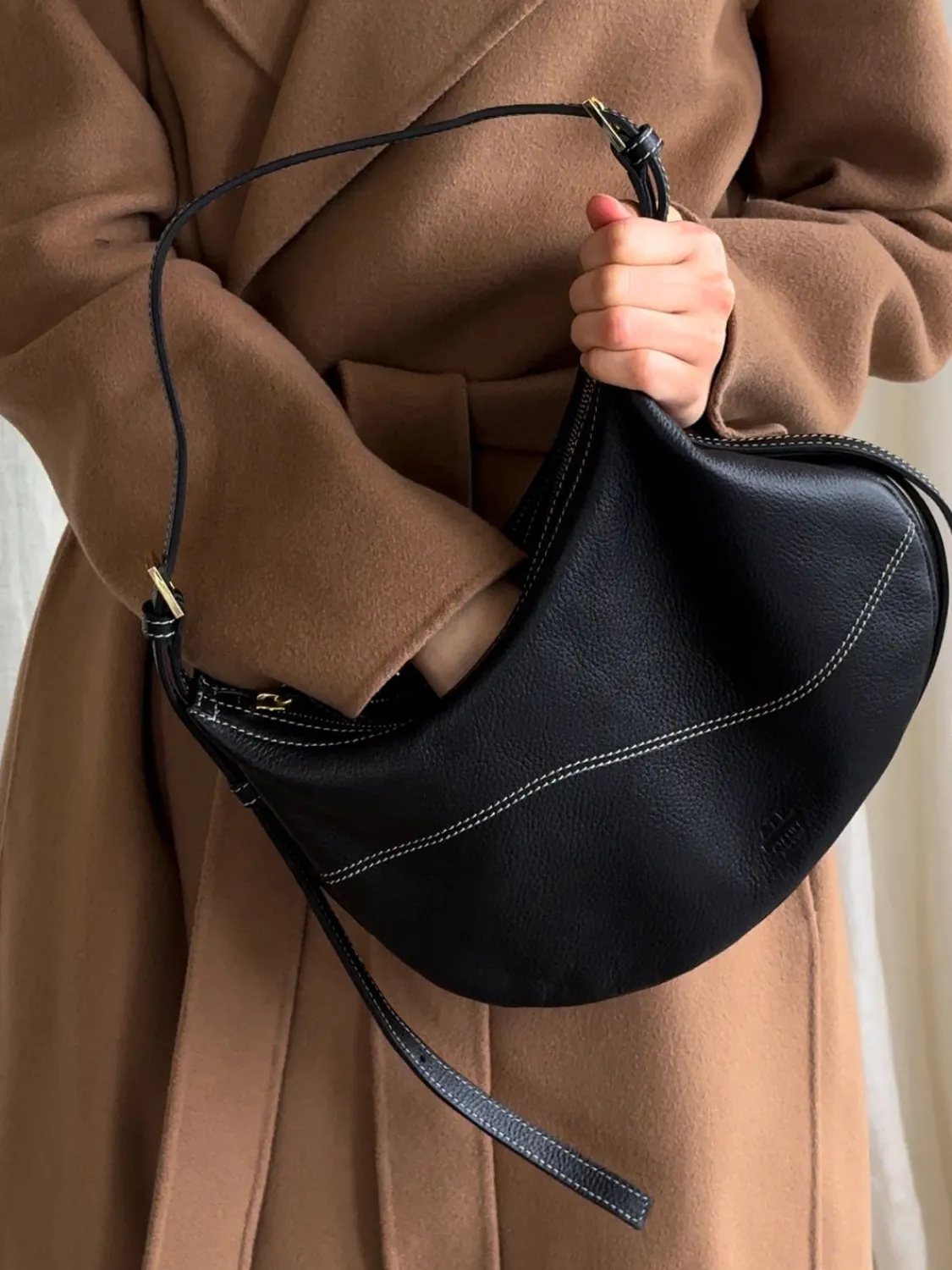 ATP Atelier Liveri Grained Leather Small Hobo Bag Svart/Kontrastsom Store