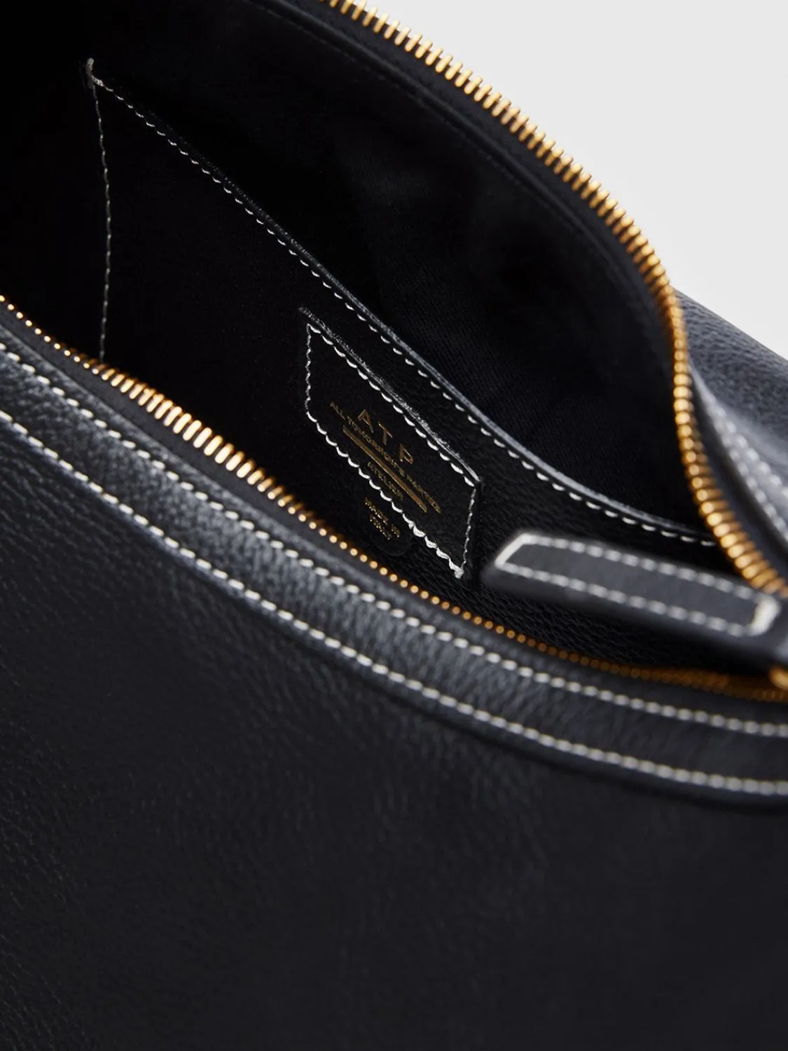 ATP Atelier Potenza Grained Leather Large Hobo Bag Svart/Kontrastsom Discount